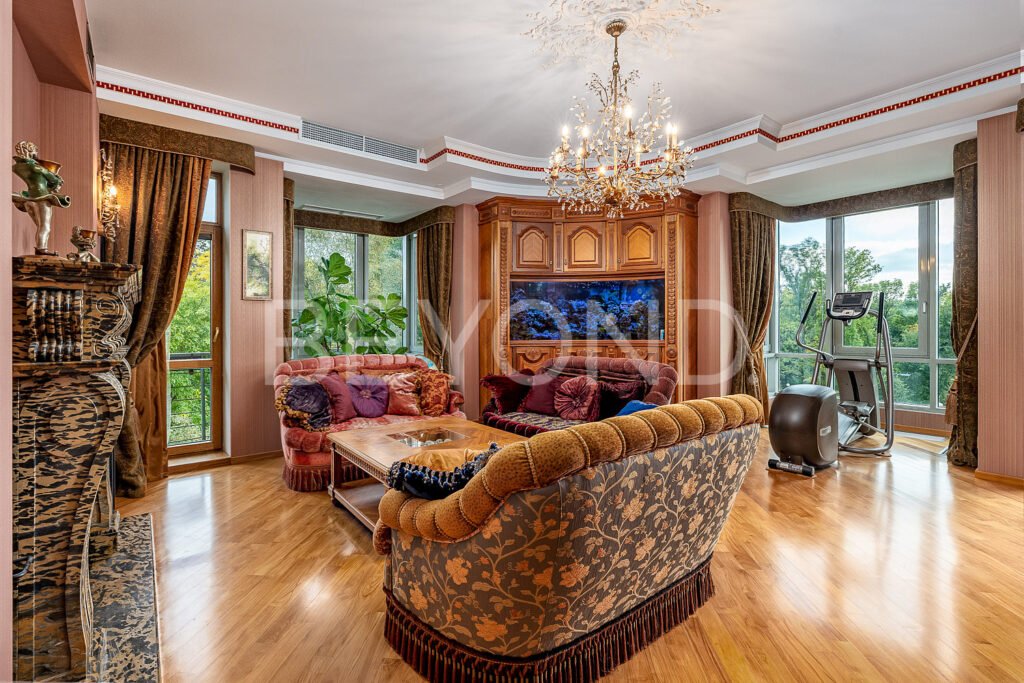 Кабинет 41 кв м с двумя эркерами и скрытой рабочей зоной