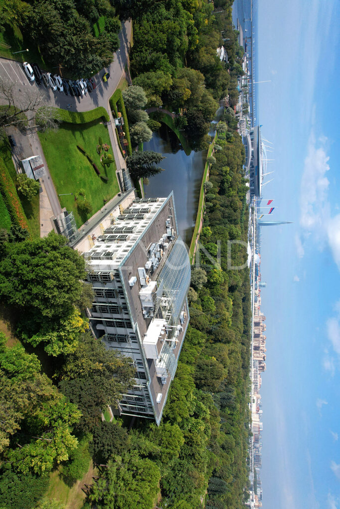 Дом расположен на территории Приморского парка Победы