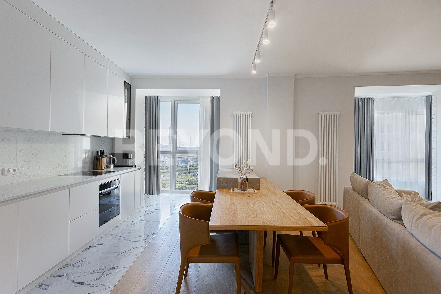 "морской фасад" - современный интерьер с морским пейзажем фото 2