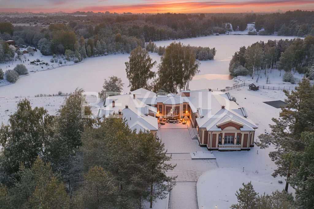 Усадьба на берегу озера