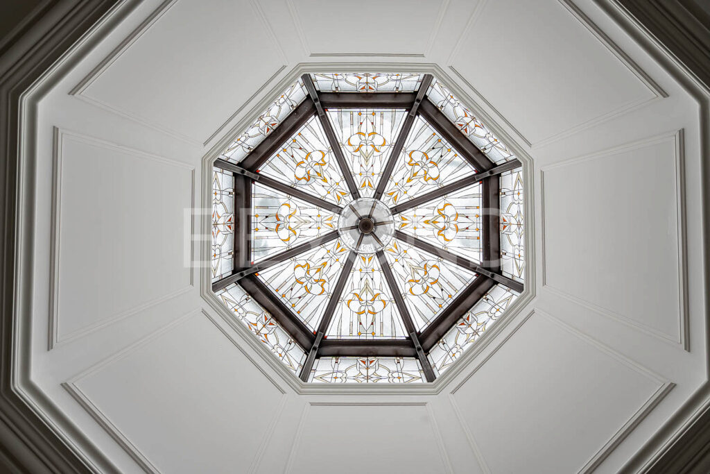 Витражный купол крыши в гостиной
