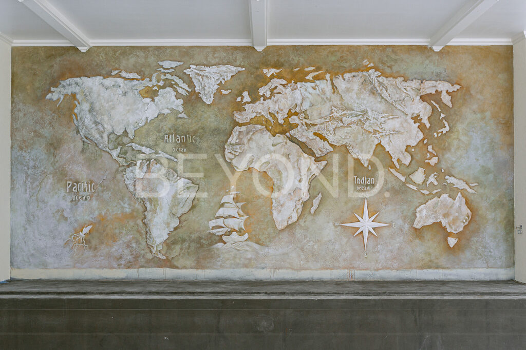 Карта мира на стене в бассейне 