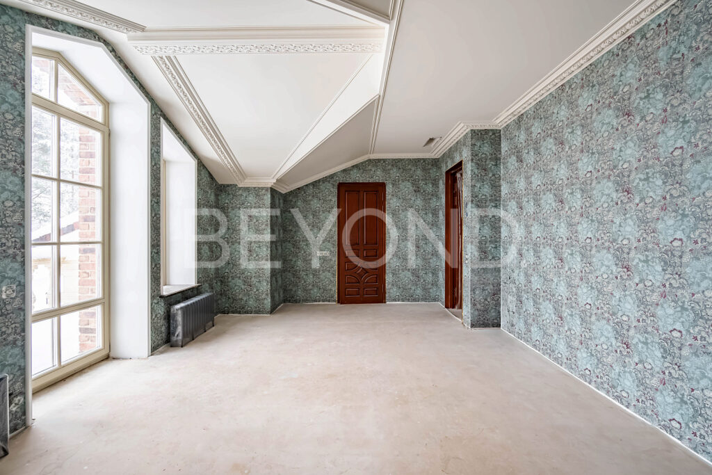 Спальня с балконом