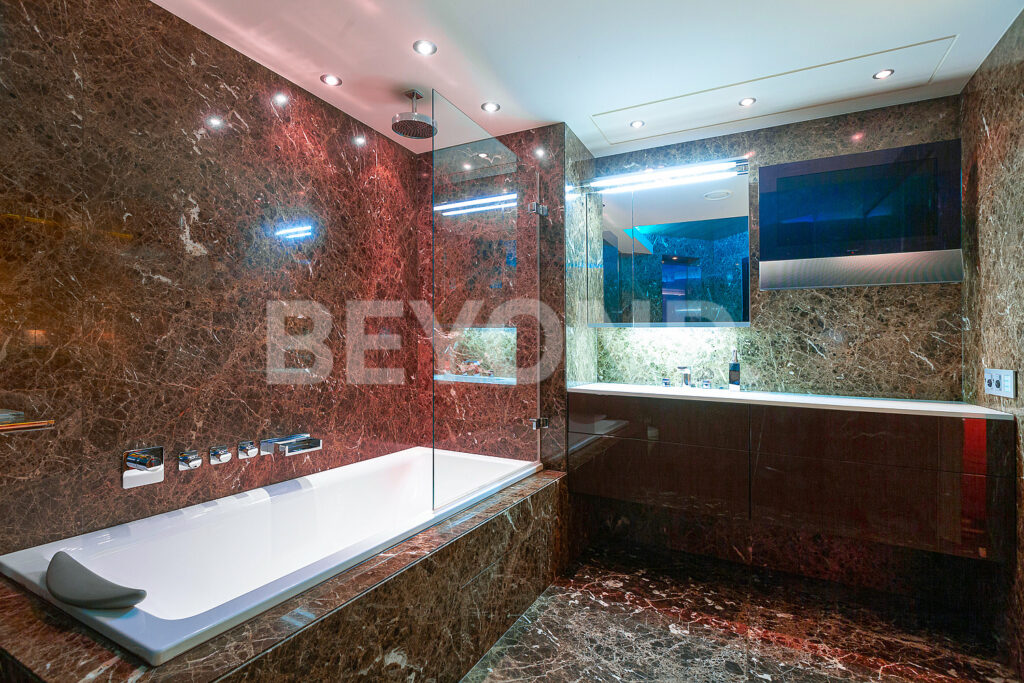 Ванная комната облицована натуральным камнем с подсветкой