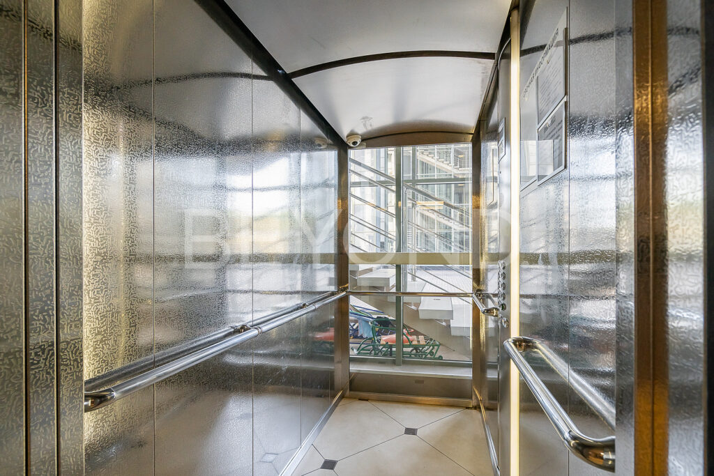 Современный лифт в парадной