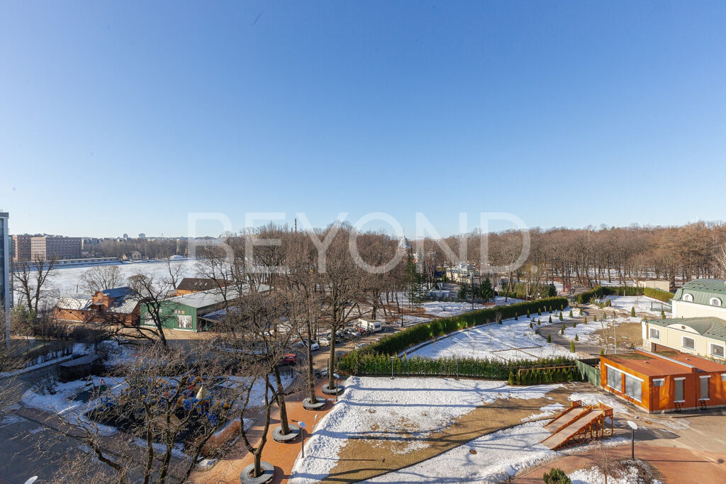 Вид с балкона на парк и Малую Невку