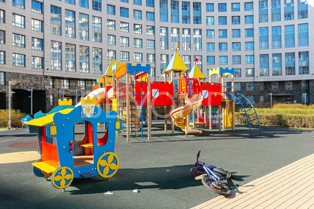 Детская площадка во дворе центрального корпуса