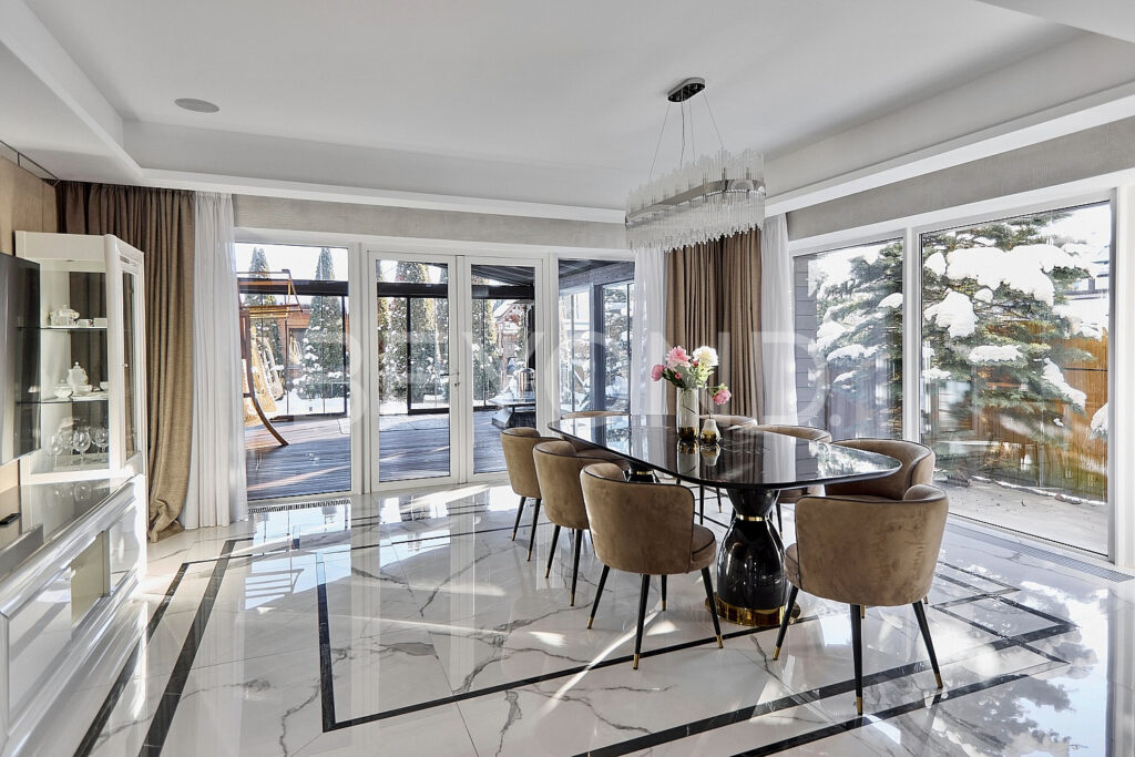 Столовая зона с выходом на террасу с остеклением