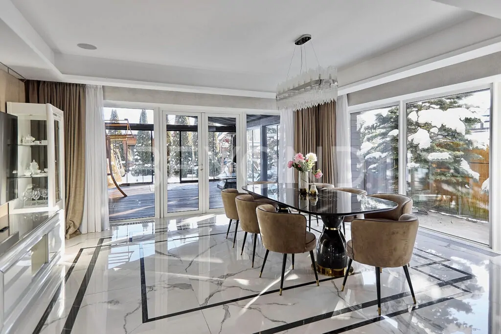 Столовая зона с выходом на террасу с остеклением