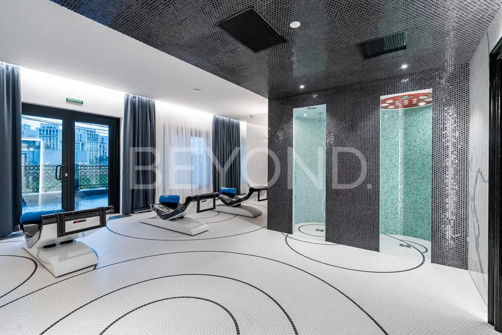 Шезлонги из мрамора с подогревом и душ впечатлений в СПА