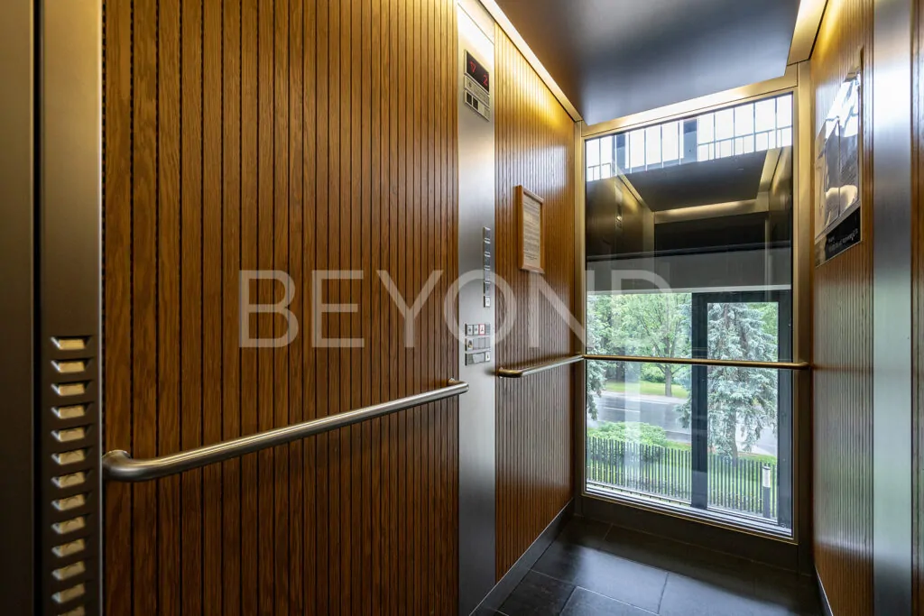 Бесшумные лифты с панорамным остеклением Thyssen, спускающиеся прямо в паркинг