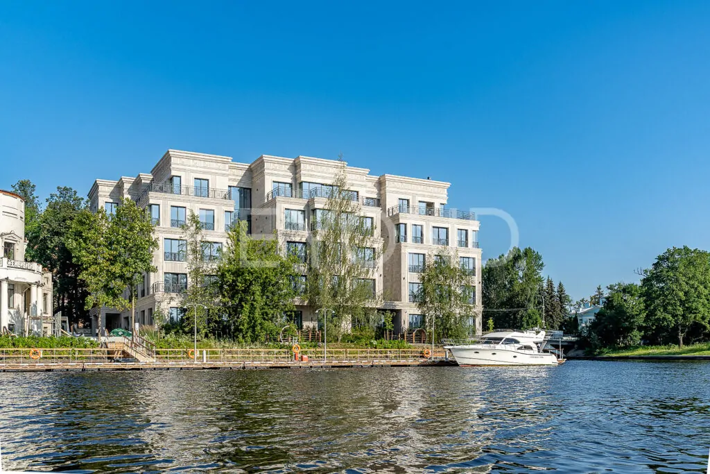 Вид на клубный дом с воды