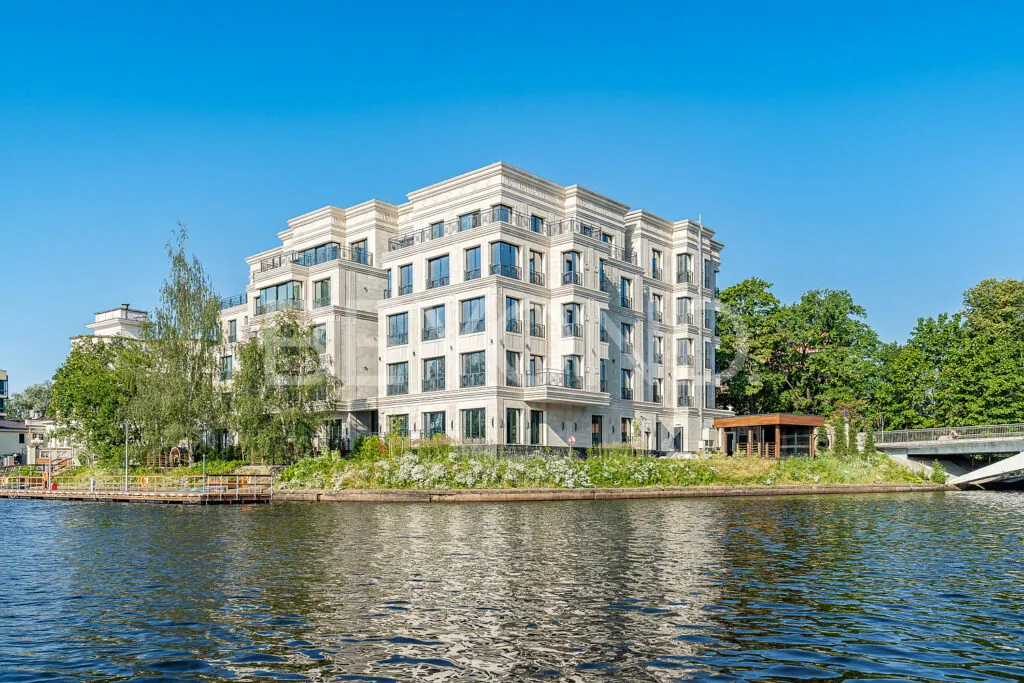 Вид на дом с воды