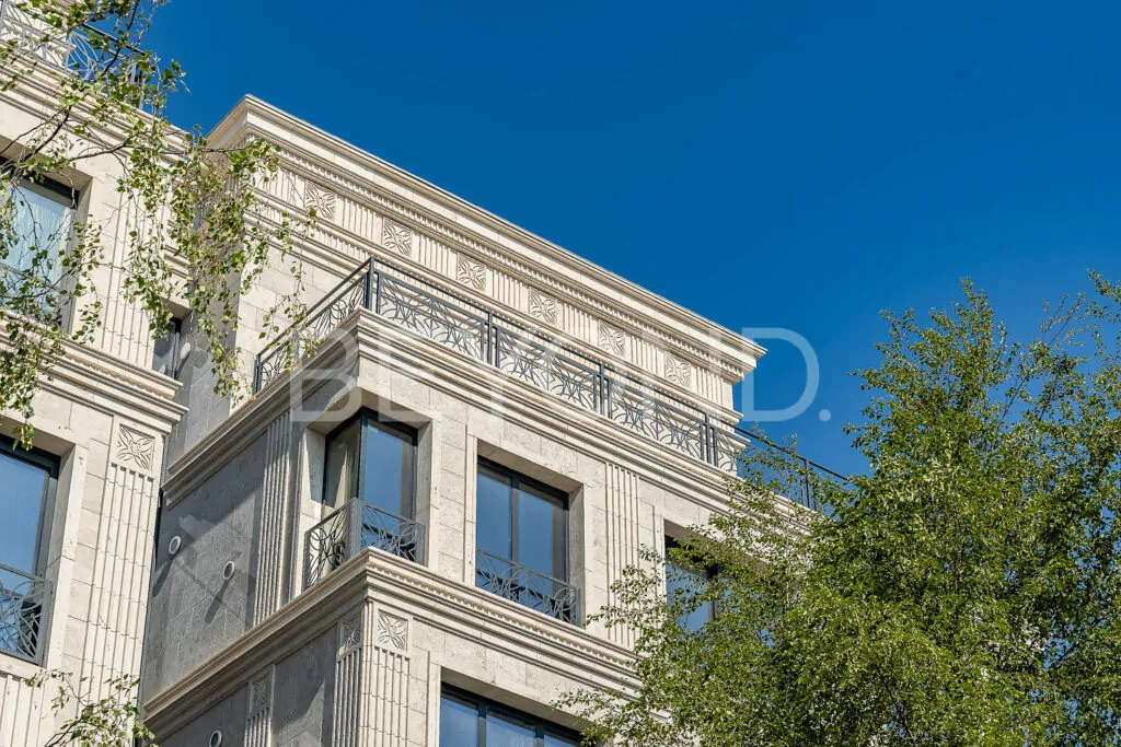 Фасад из натурального камня