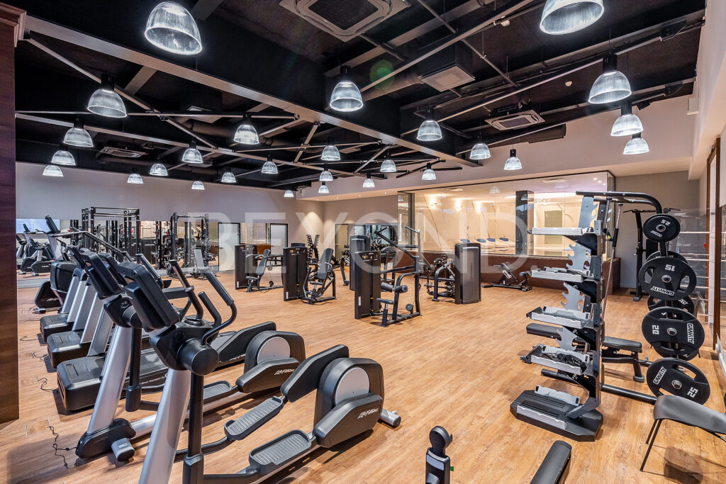 Зал для тренировок с оборудованием Life Fitness
