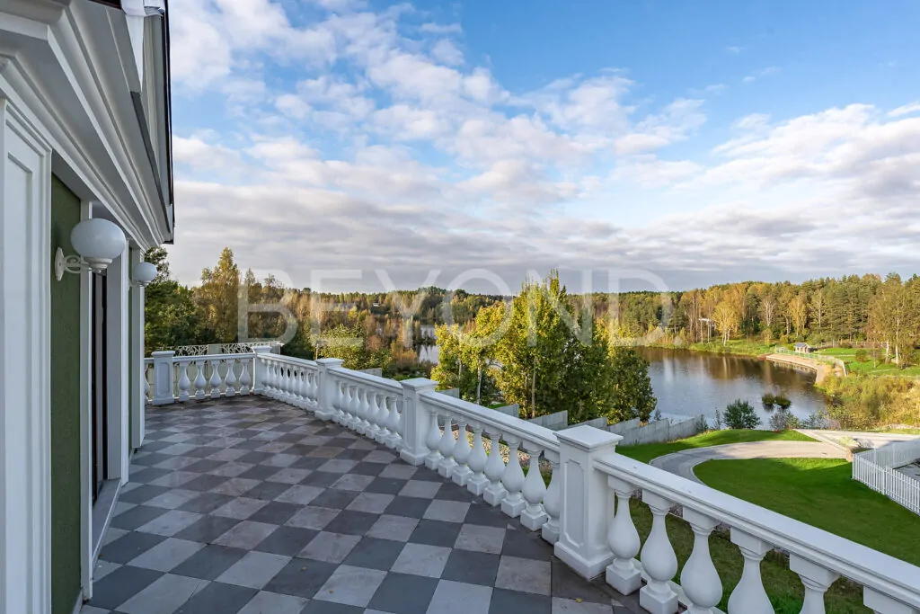 Балкон с видом на озеро