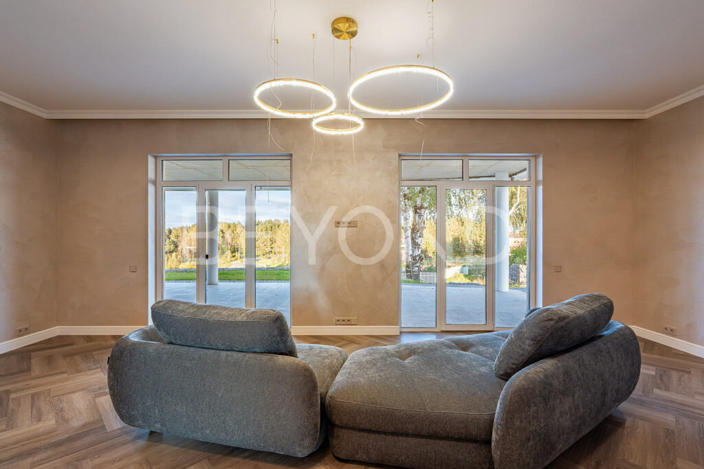 Гостиная с видом на озеро