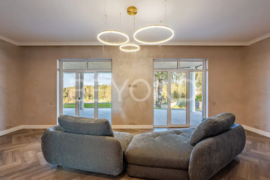 Гостиная с видом на озеро