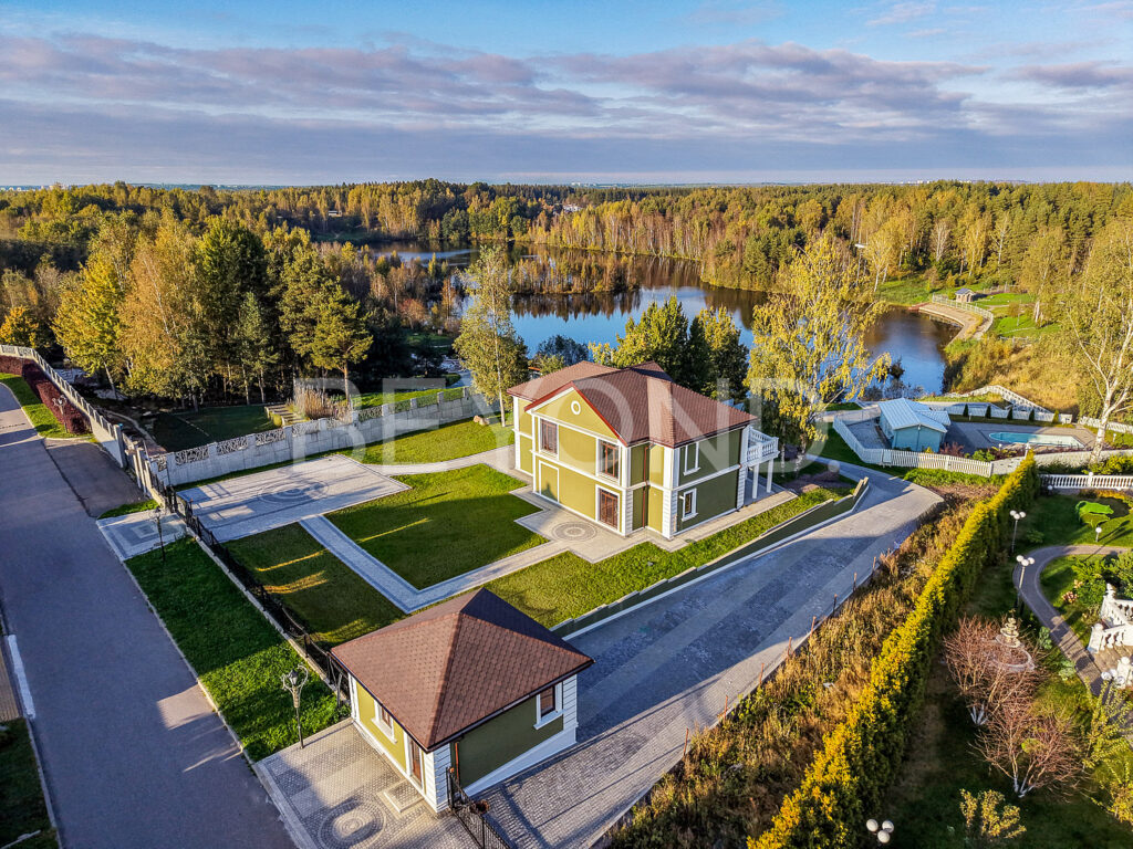 Утопающий в солнечном свете участок и дом