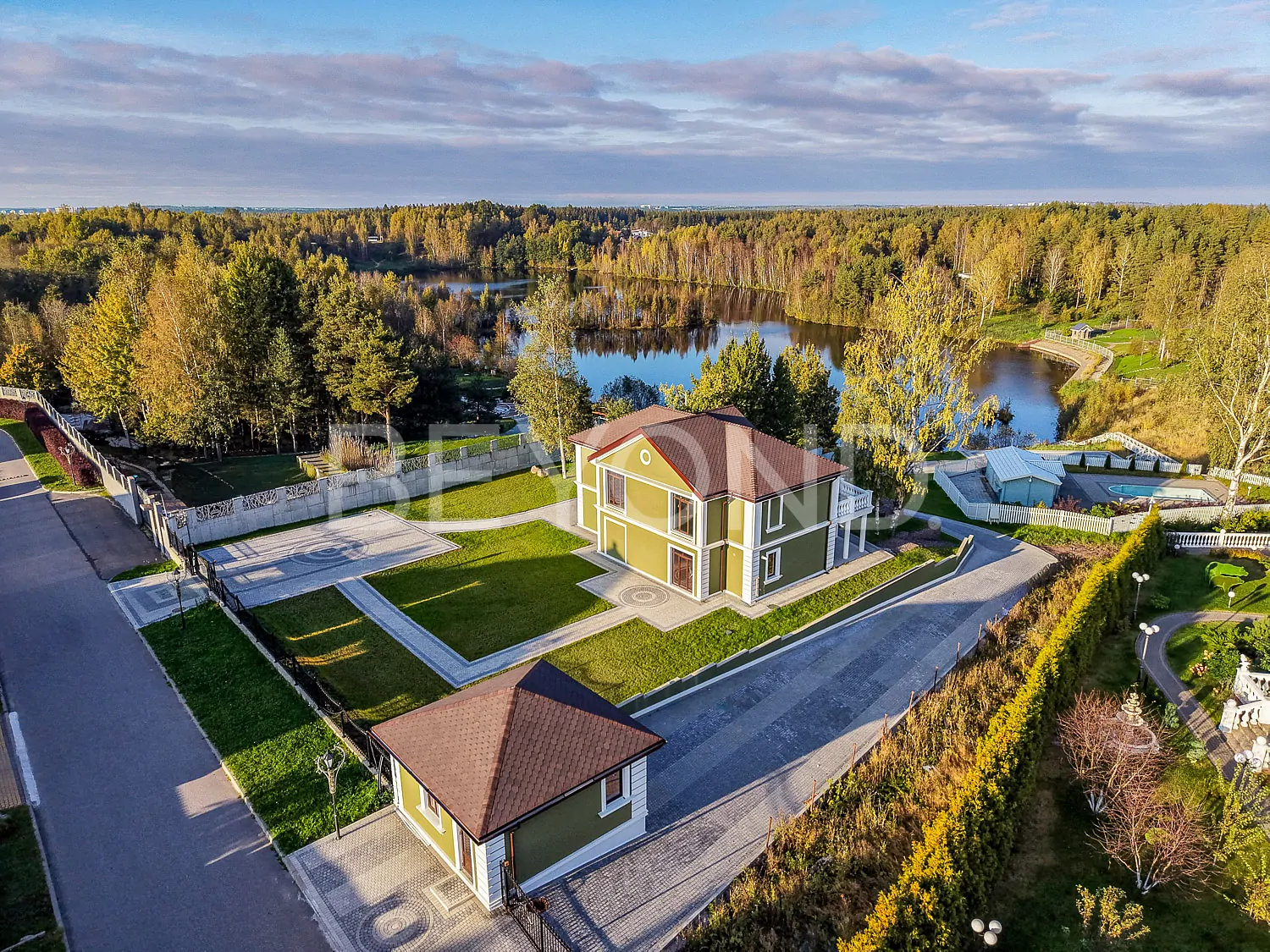 «петровское барокко» - дом на берегу озера фото 1