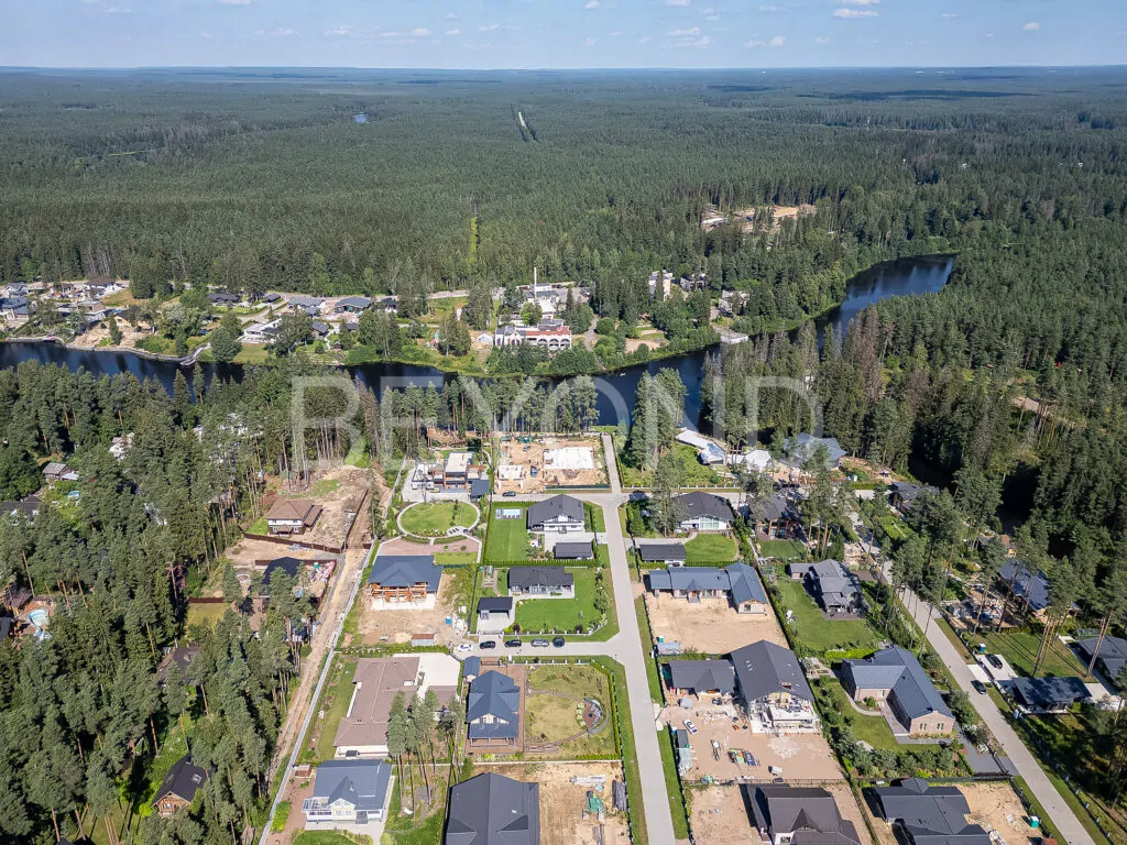 Поселок на берегу реки Рощинка