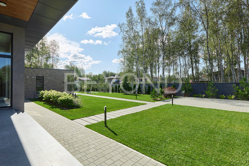 Вид на участок с террасы