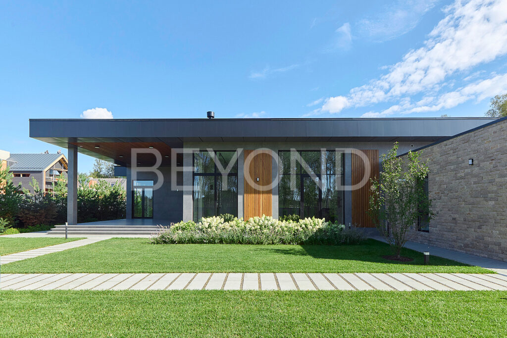 Вид на дом и террасу