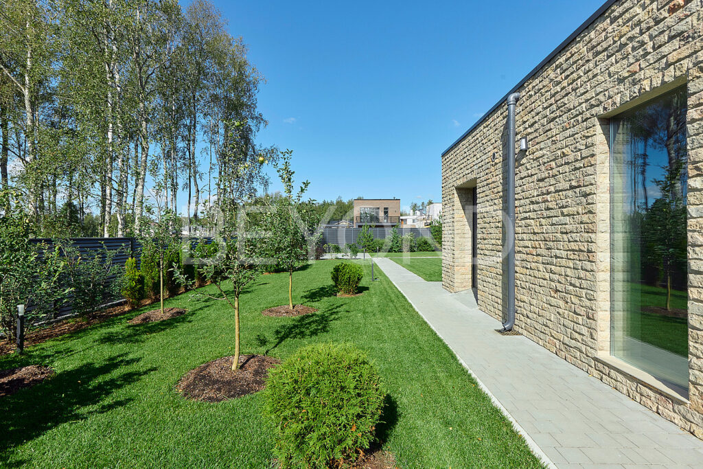 Территория вокруг дома