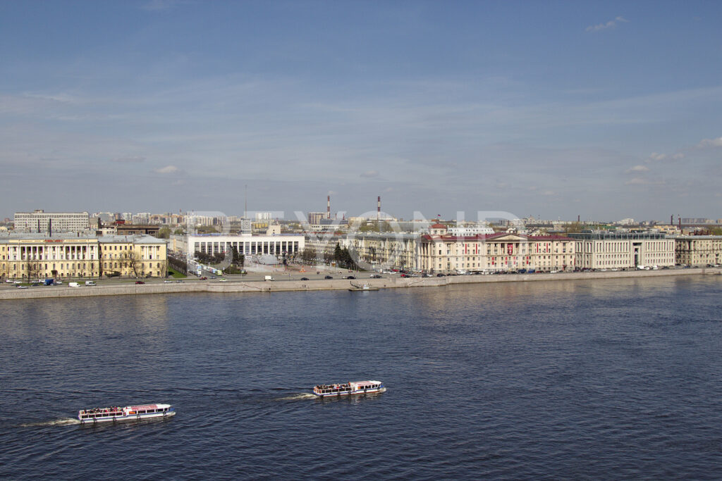 Вид на водную гладь Невы