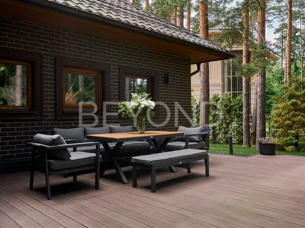 Терраса на заднем дворе