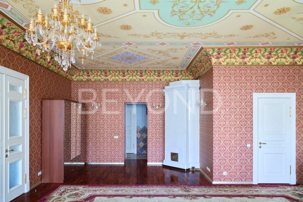 Просторная комната с уникальным дизайном