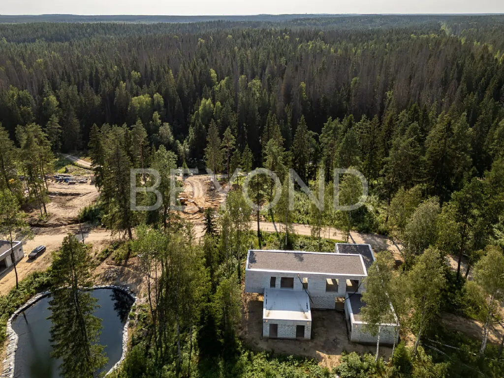 Расположение непосредственно на берегу пруда