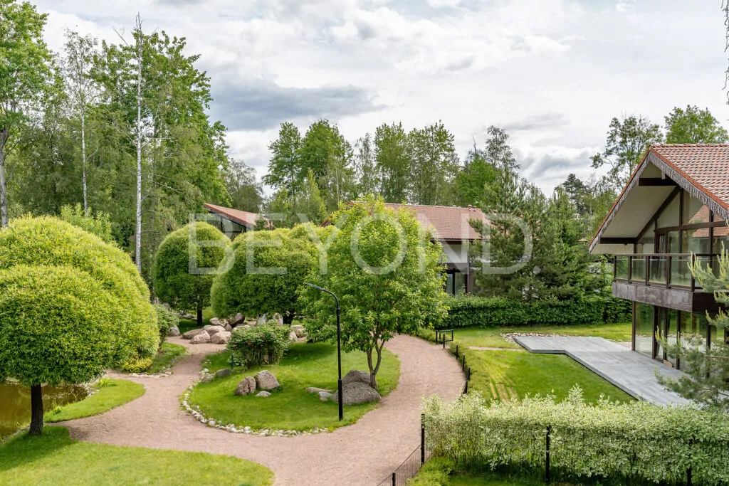 Фахверк на берегу пруда