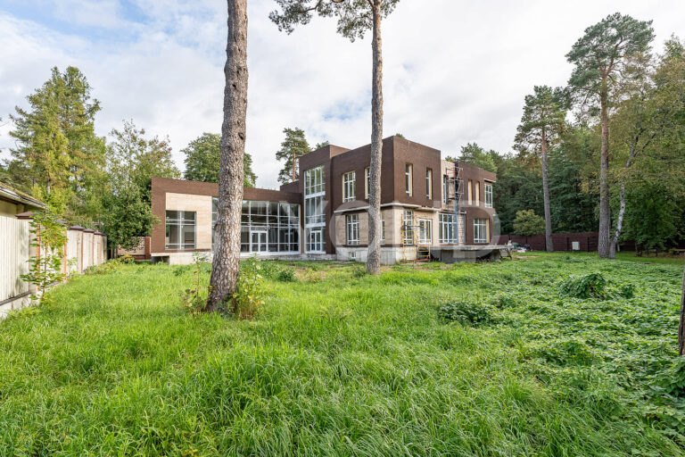 просторный дом с бассейном напротив нижнего парка фото 2