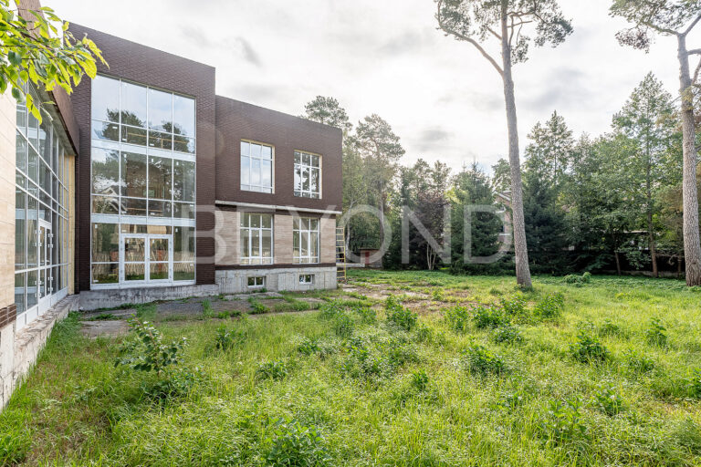 просторный дом с бассейном напротив нижнего парка фото 3