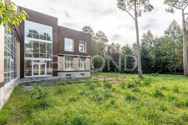 просторный дом с бассейном напротив нижнего парка фото 3