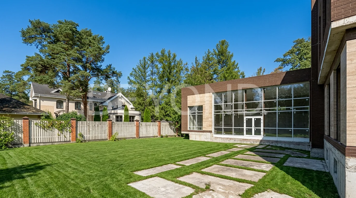 просторный дом с бассейном напротив нижнего парка фото 2