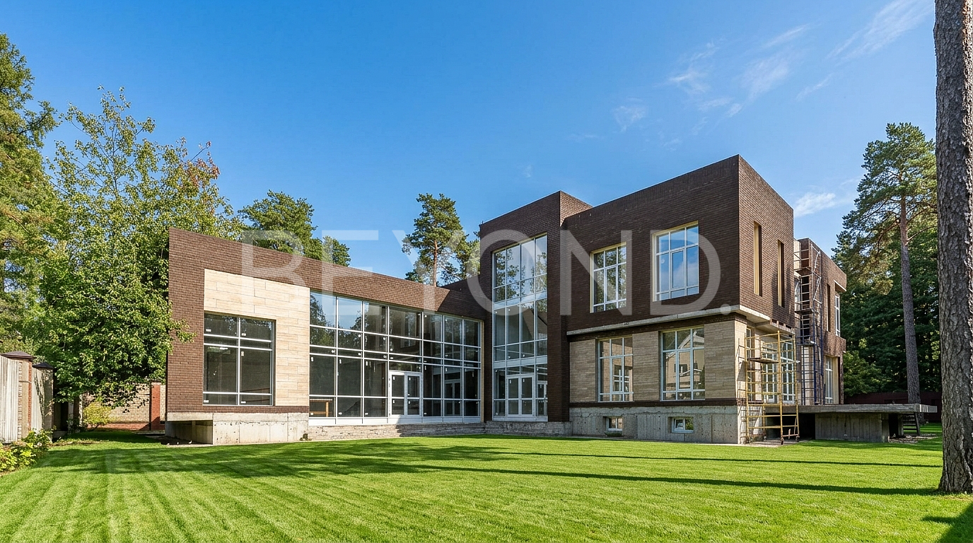 просторный дом с бассейном напротив нижнего парка фото 1