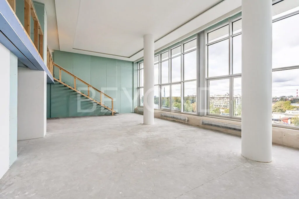 Просторная кухня-гостиная с антресольным этажем