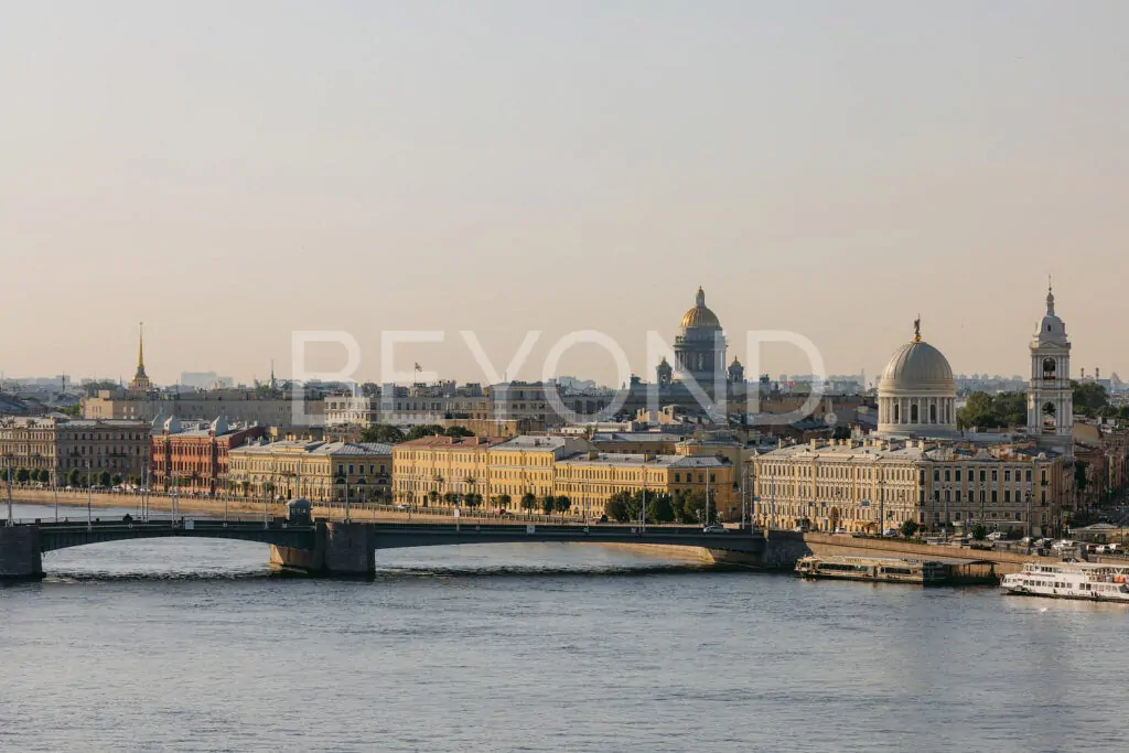 из окна на водную гладь Невы