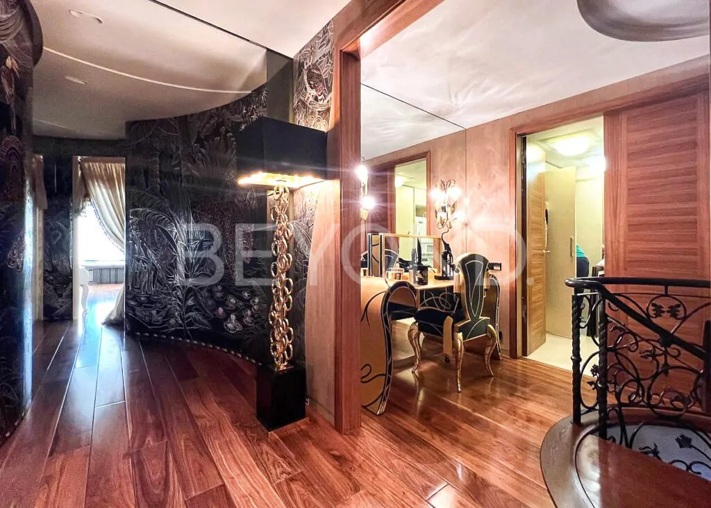 Холл с мозаичным панно