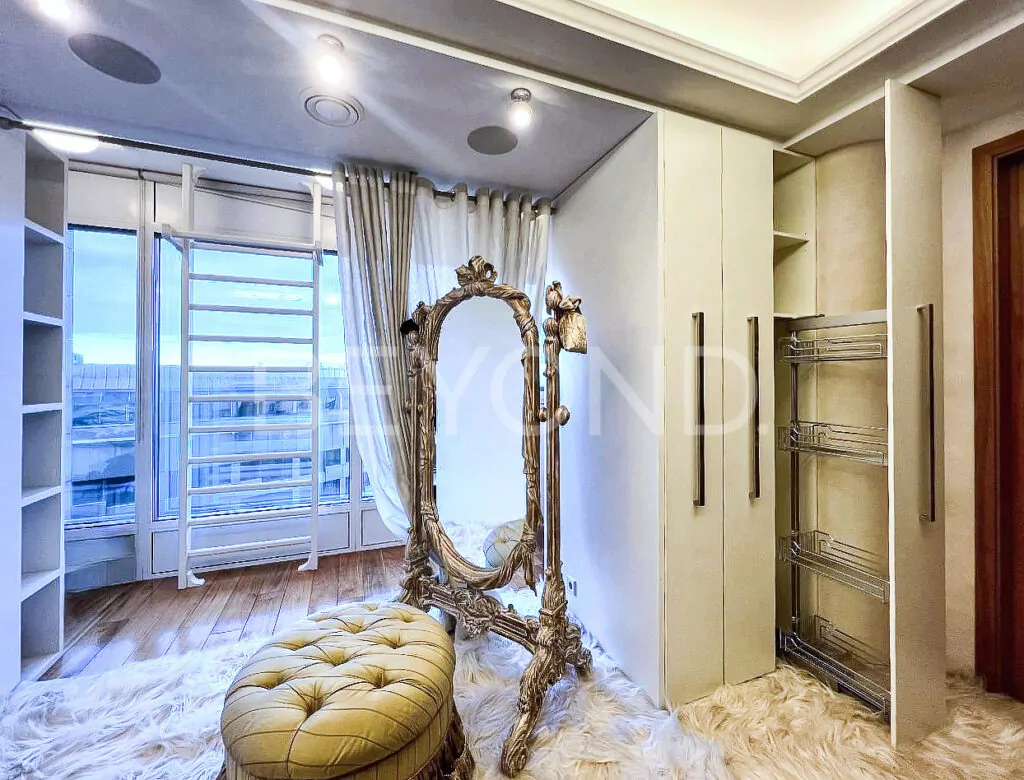 Гардеробная комната с окном