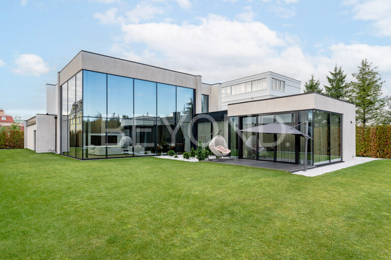 «северный версаль» - дом на берегу озера с видом на парк и "лахта центр" фото 1