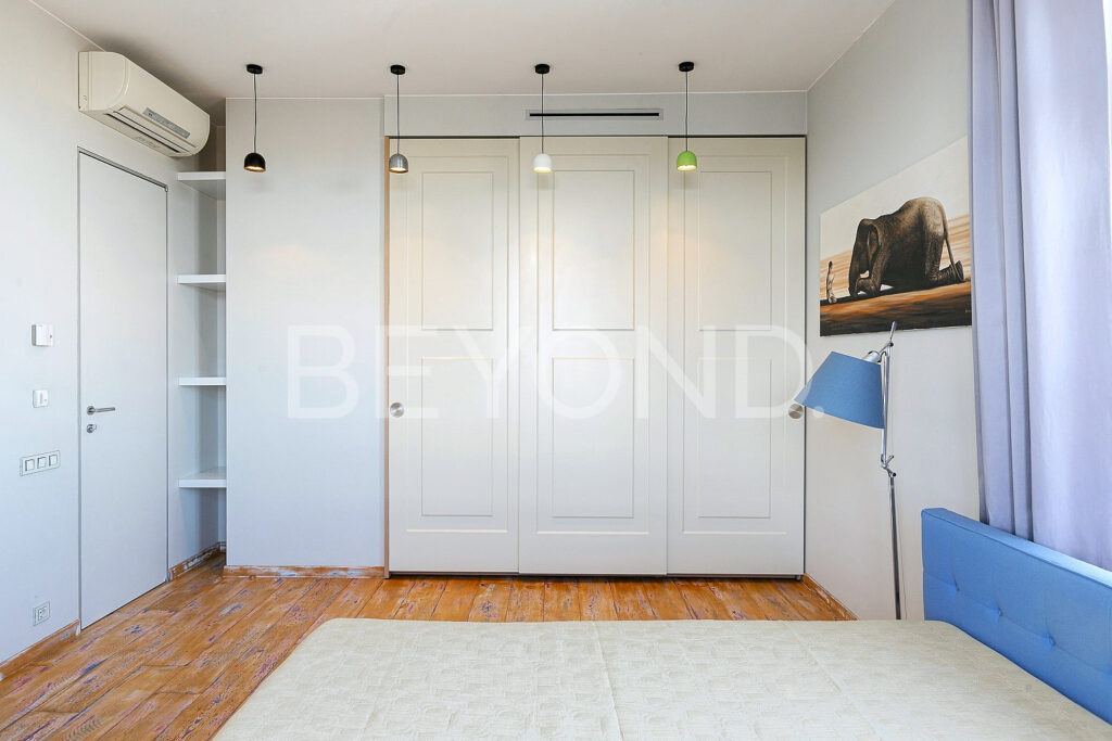 Просторная спальня с местами для хранения