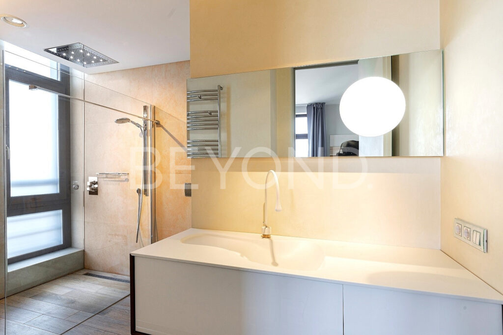 Индивидуальная ванная комната с окном