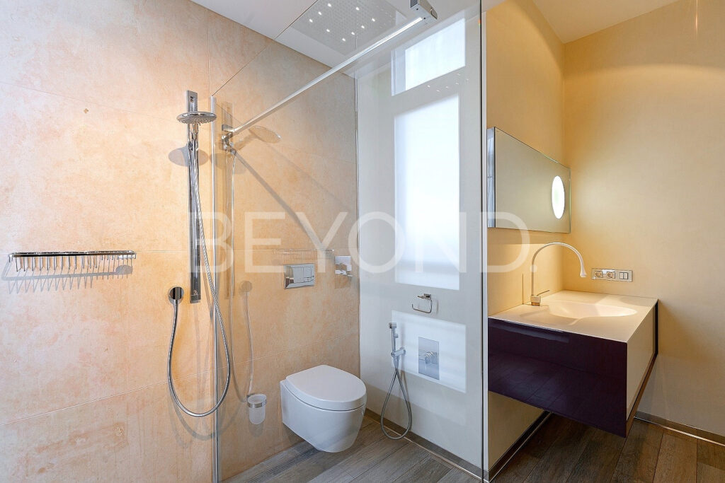 Тропический душ в ванной комнате