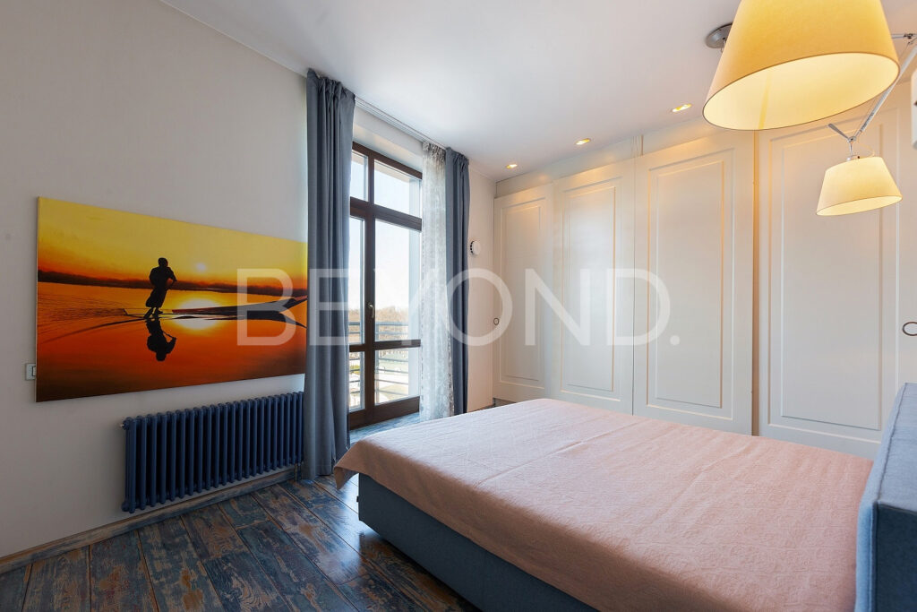 Просторная спальня с балконом