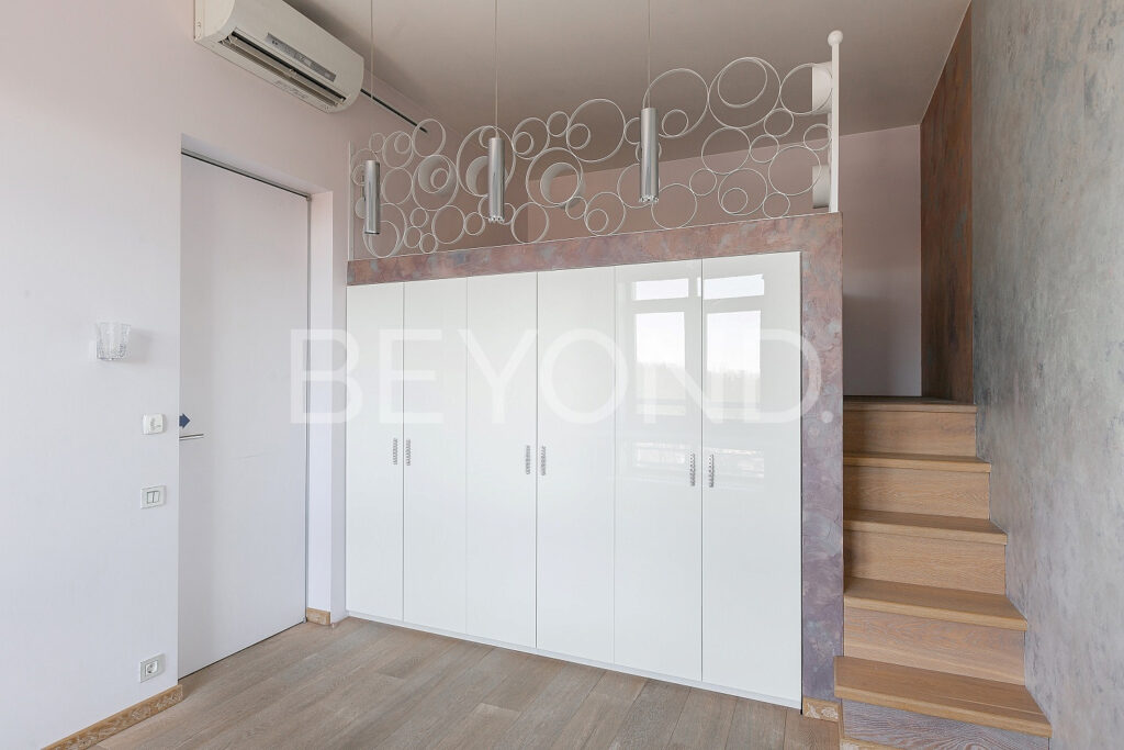 Второй свет и места для хранения в детской