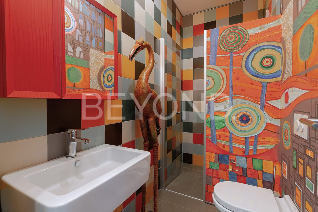 Гостевой санузел по мотивам Хундертвассера