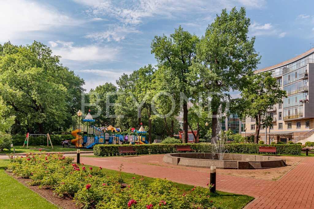 Благоустроенная территория пл 2,5 га с фонтаном